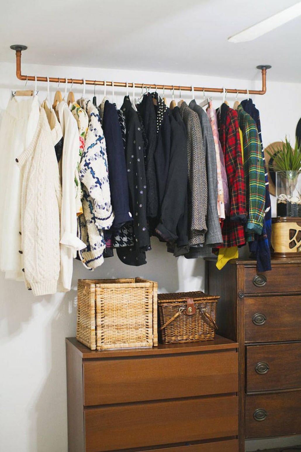 3 ý tưởng lưu trữ quần áo không cần tủ, cực thích hợp với nhà ở hiện đại - Ảnh 13.