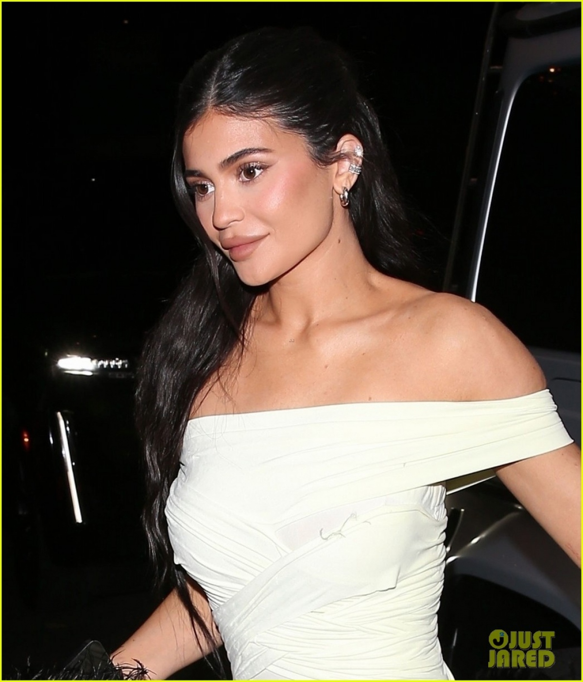 &quot;Mẹ 2 con&quot; Kylie Jenner diện đầm trễ vai nóng bỏng đi dự tiệc - Ảnh 4.