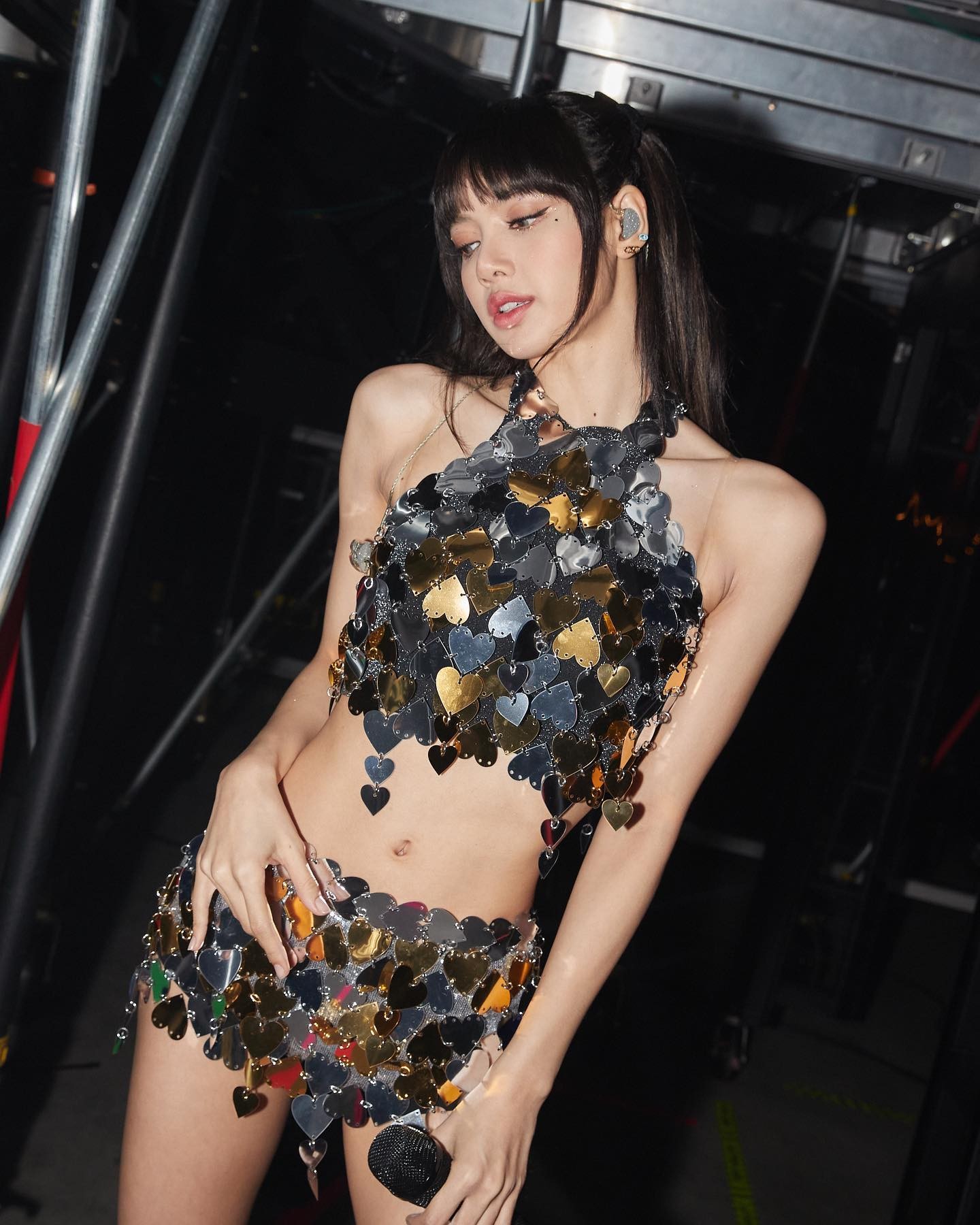 Hoa hậu Huỳnh Thị Thanh Thủy mặc giống Lisa (BLACKPINK) - Ảnh 3.
