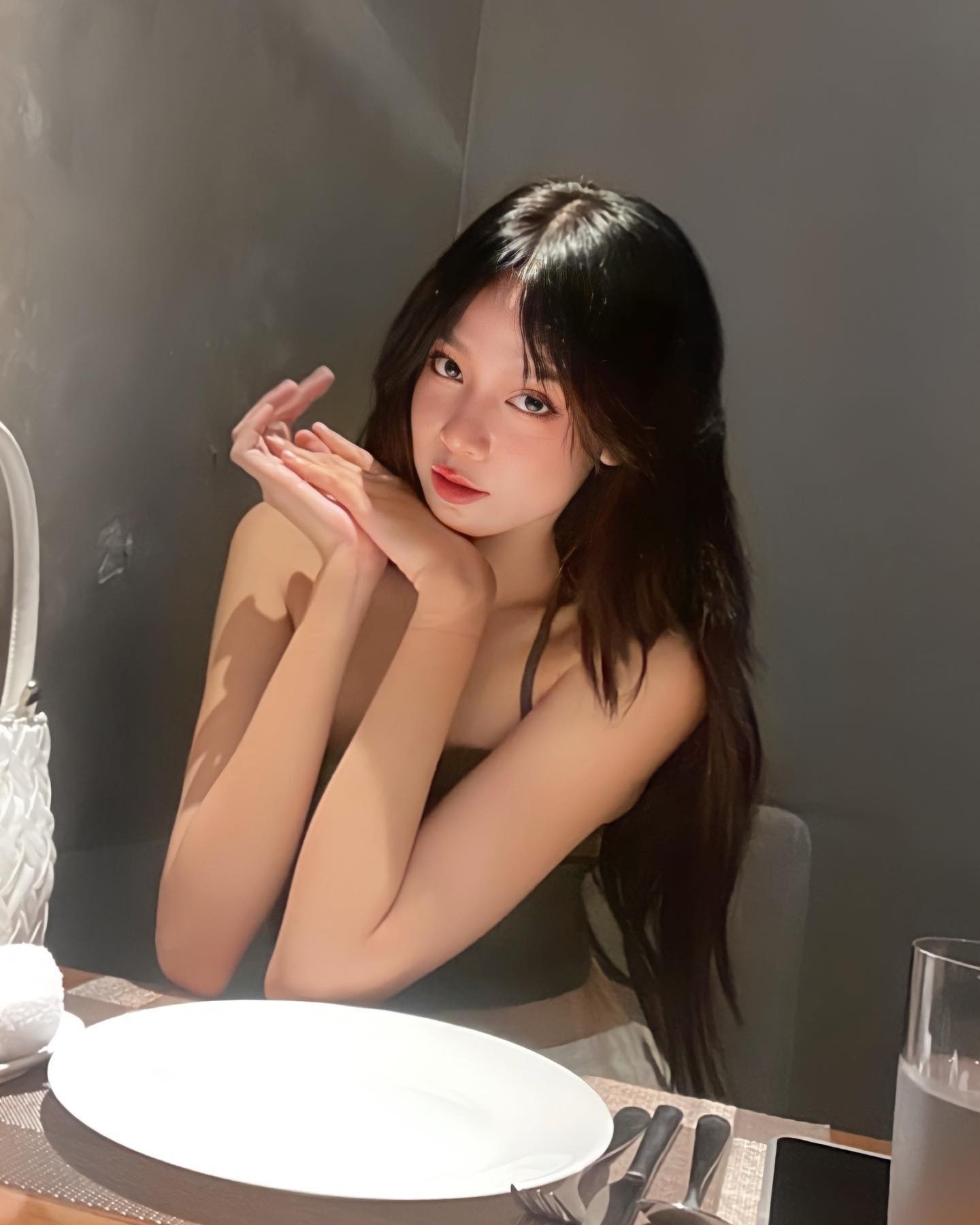 Hoa hậu Huỳnh Thị Thanh Thủy mặc giống Lisa (BLACKPINK) - Ảnh 2.