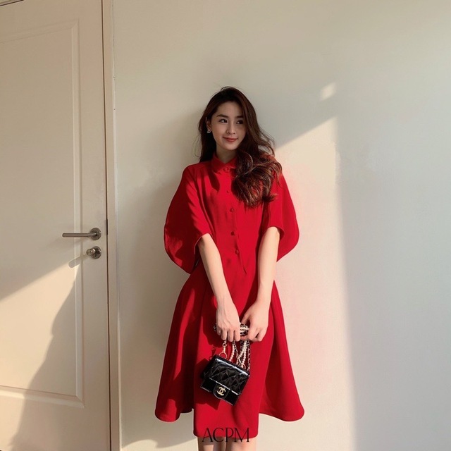 5 mẫu váy đỏ sành điệu để chị em du xuân đón Tết - Ảnh 1.