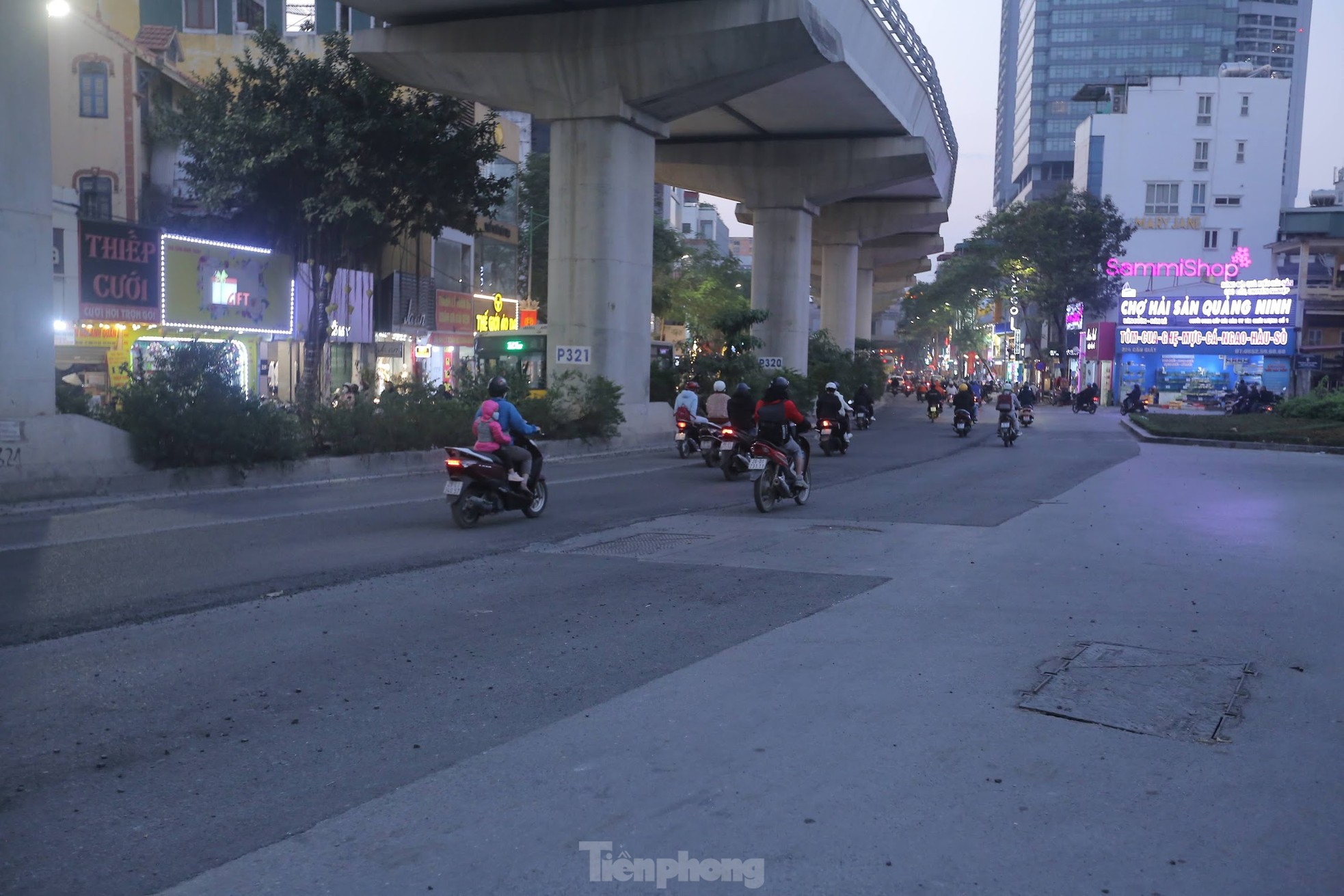 Mặt đường nhựa giữa Thủ đ&ocirc; "v&aacute; chằng v&aacute; đụp" sau sửa chữa - Ảnh 11.