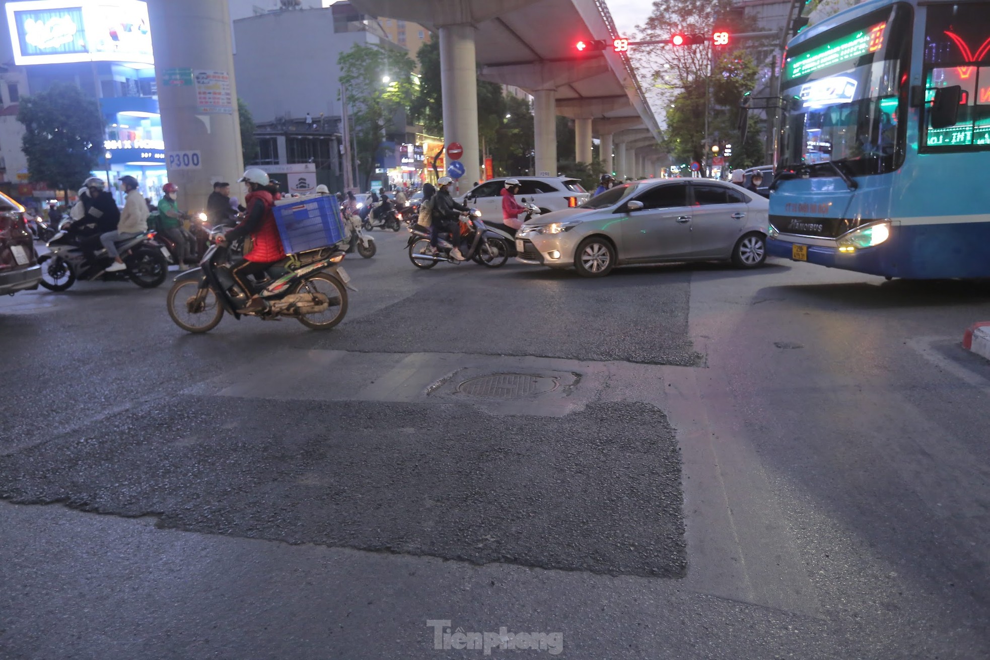 Mặt đường nhựa giữa Thủ đ&ocirc; "v&aacute; chằng v&aacute; đụp" sau sửa chữa - Ảnh 12.
