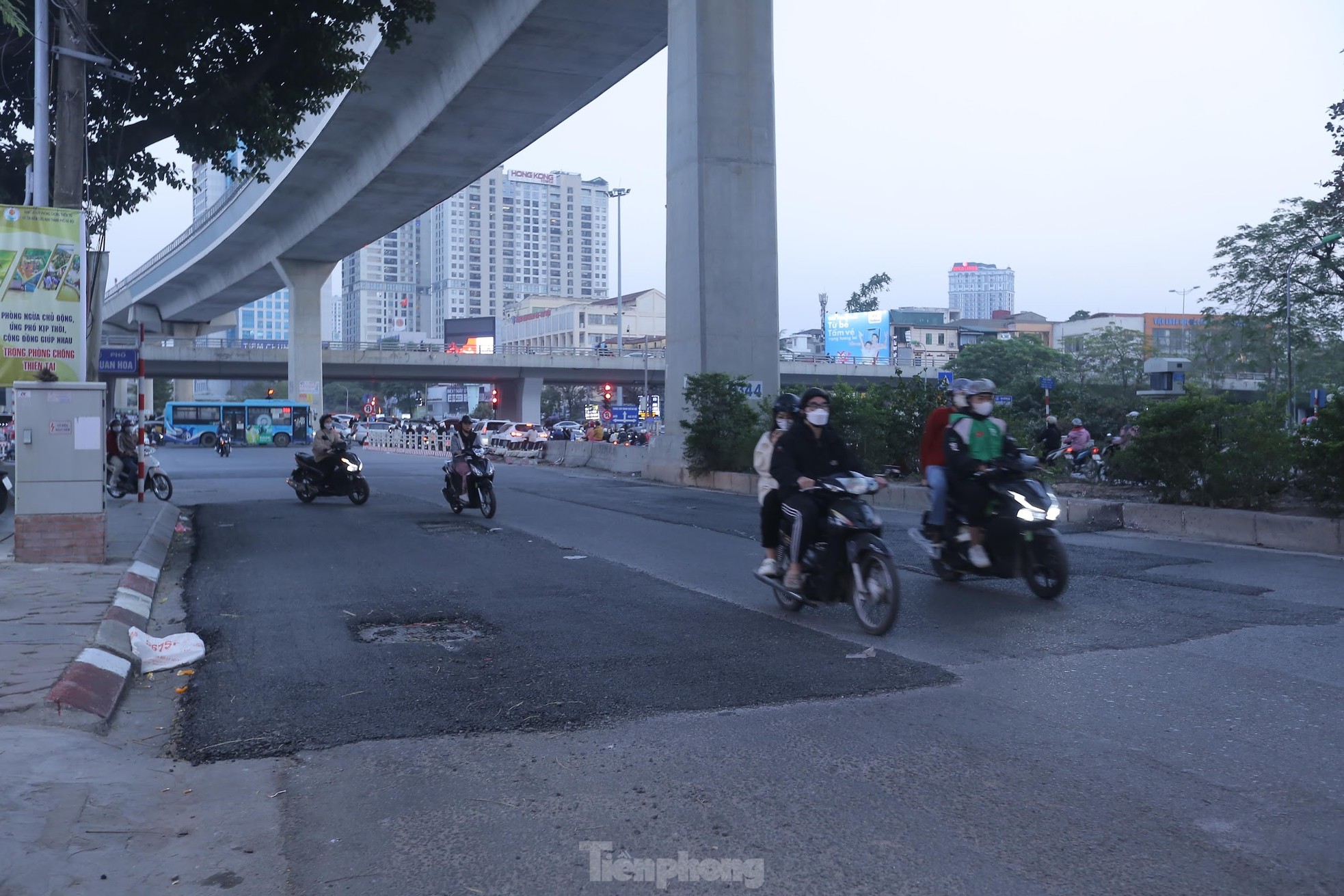 Mặt đường nhựa giữa Thủ đ&ocirc; "v&aacute; chằng v&aacute; đụp" sau sửa chữa - Ảnh 3.
