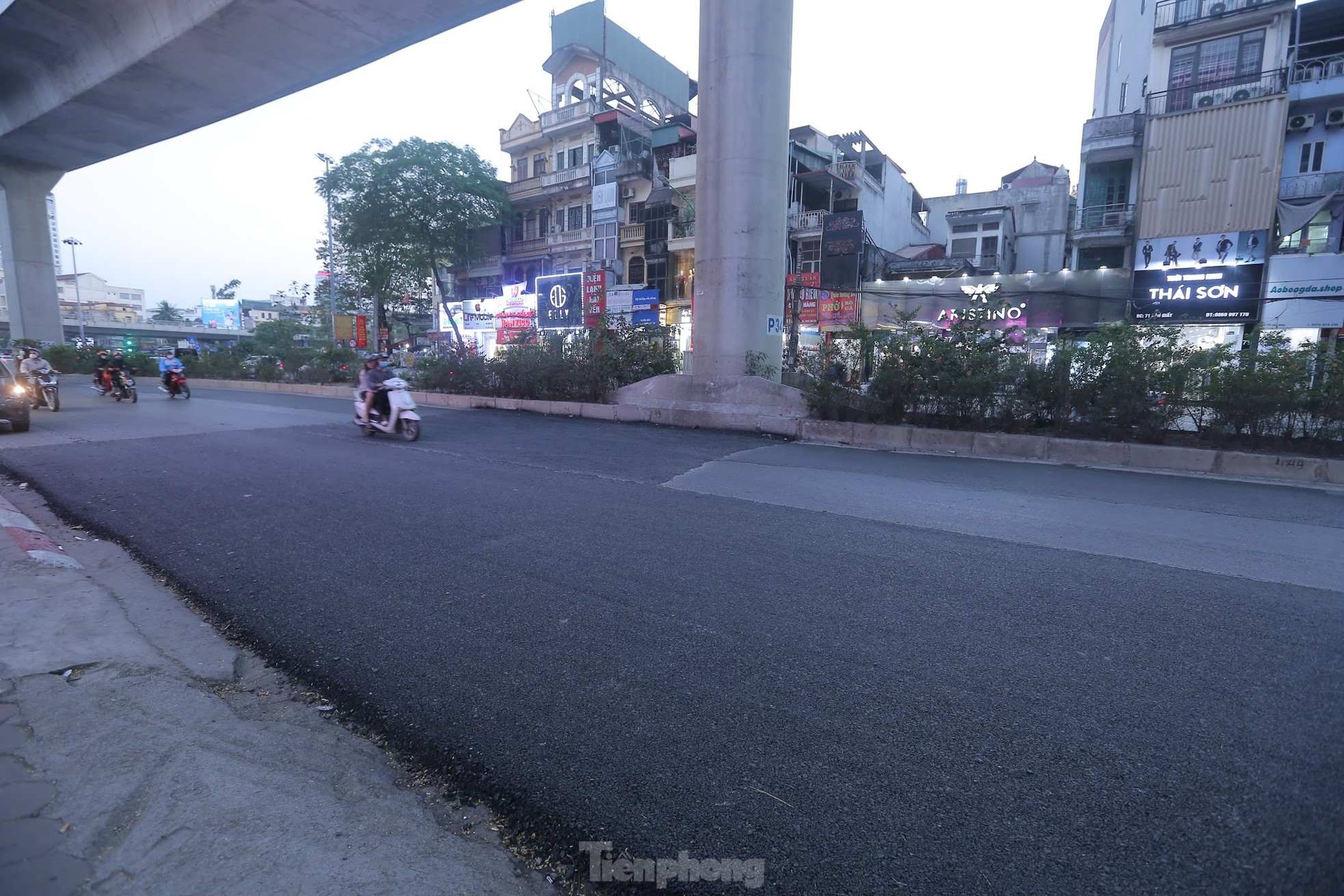 Mặt đường nhựa giữa Thủ đ&ocirc; "v&aacute; chằng v&aacute; đụp" sau sửa chữa - Ảnh 4.