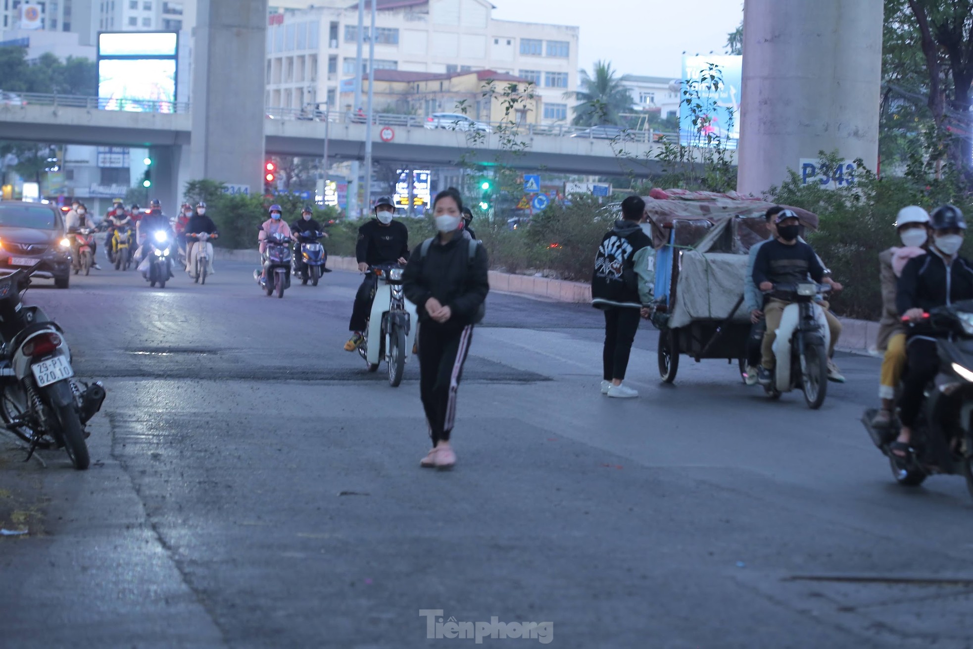 Mặt đường nhựa giữa Thủ đ&ocirc; "v&aacute; chằng v&aacute; đụp" sau sửa chữa - Ảnh 7.