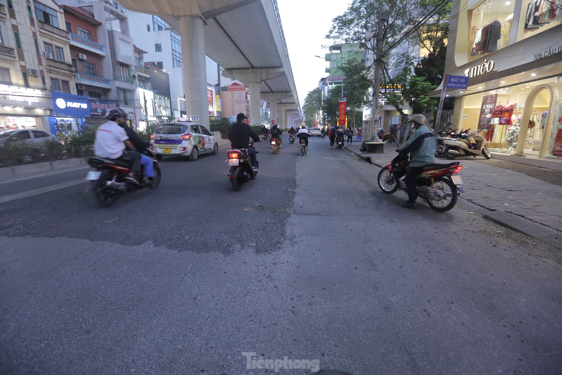 Mặt đường nhựa giữa Thủ đ&ocirc; "v&aacute; chằng v&aacute; đụp" sau sửa chữa - Ảnh 9.