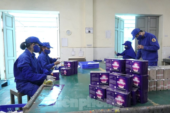 Khám phá quy trình sản xuất 3 triệu giàn pháo hoa cung ứng thị trường Tết 2023 - Ảnh 9. Khám phá quy trình sản xuất 3 triệu giàn pháo hoa cung ứng thị trường Tết 2023 - Ảnh 9.