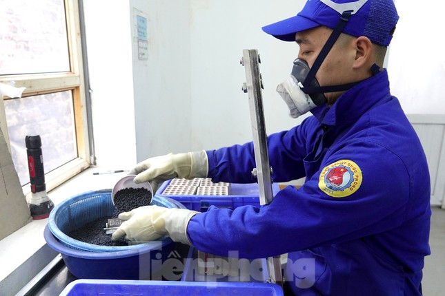 Khám phá quy trình sản xuất 3 triệu giàn pháo hoa cung ứng thị trường Tết 2023 - Ảnh 3. Khám phá quy trình sản xuất 3 triệu giàn pháo hoa cung ứng thị trường Tết 2023 - Ảnh 3.