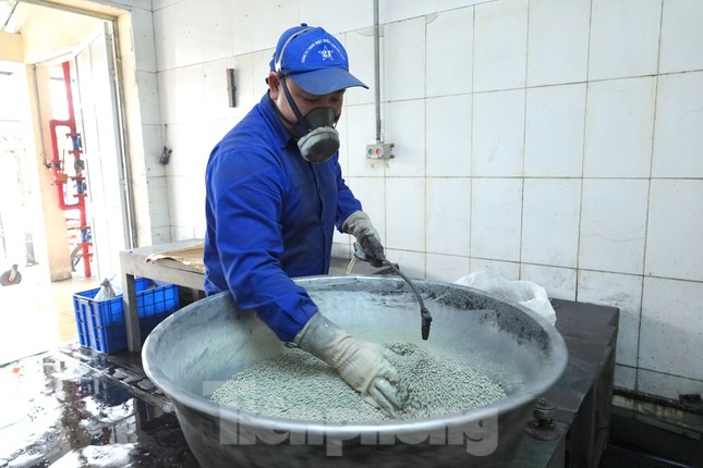 Khám phá quy trình sản xuất 3 triệu giàn pháo hoa cung ứng thị trường Tết 2023 - Ảnh 1. Khám phá quy trình sản xuất 3 triệu giàn pháo hoa cung ứng thị trường Tết 2023 - Ảnh 1.
