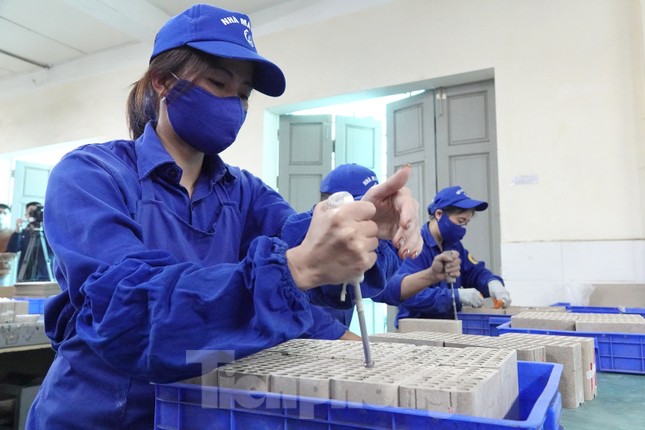 Khám phá quy trình sản xuất 3 triệu giàn pháo hoa cung ứng thị trường Tết 2023 - Ảnh 5. Khám phá quy trình sản xuất 3 triệu giàn pháo hoa cung ứng thị trường Tết 2023 - Ảnh 5.