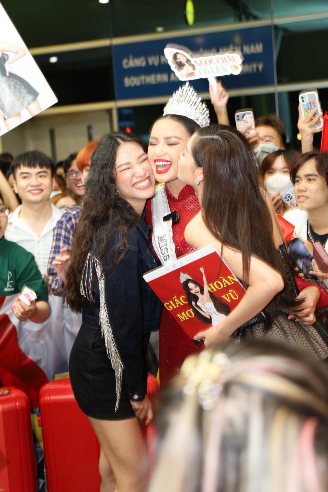 Hoa hậu Ngọc Châu lên đường thi Miss Universe