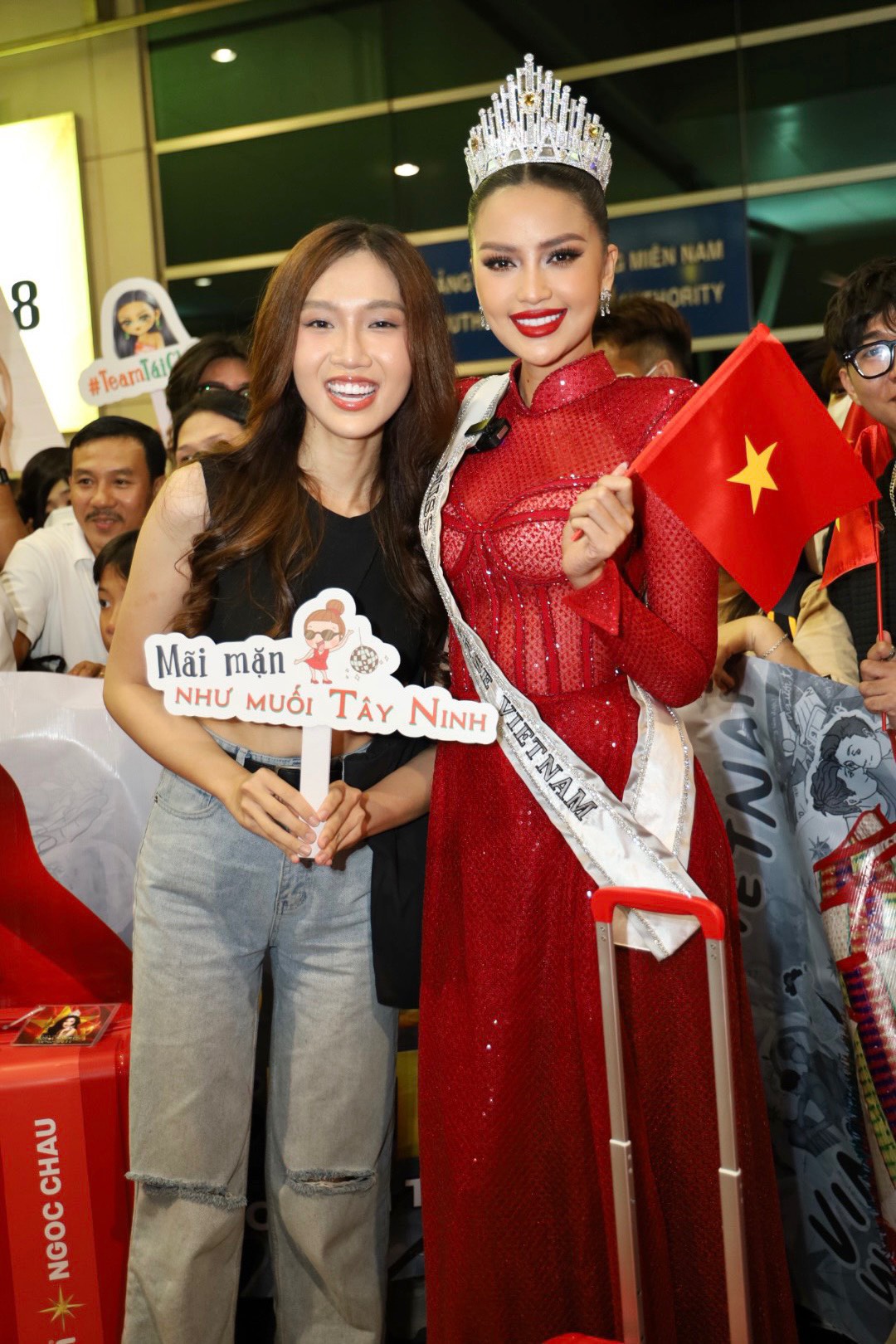 Hoa hậu Ngọc Châu lên đường thi Miss Universe