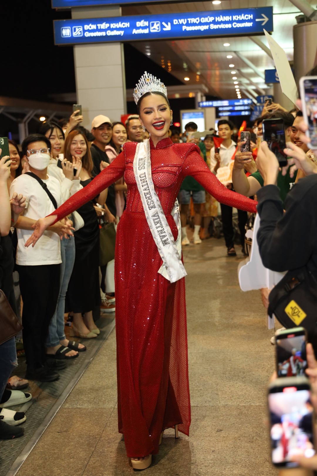 Hoa hậu Ngọc Châu lên đường thi Miss Universe