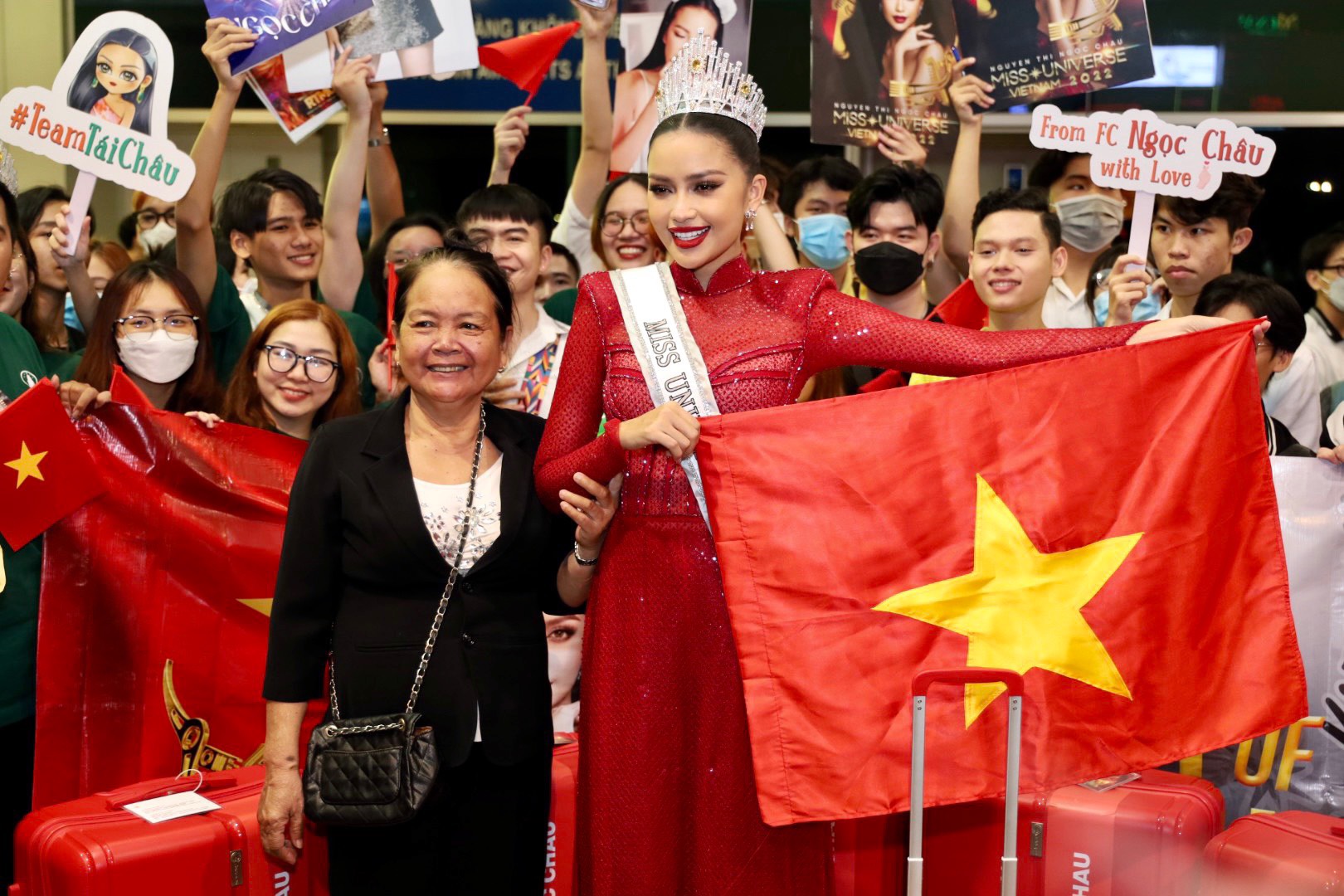 Hoa hậu Ngọc Châu lên đường thi Miss Universe