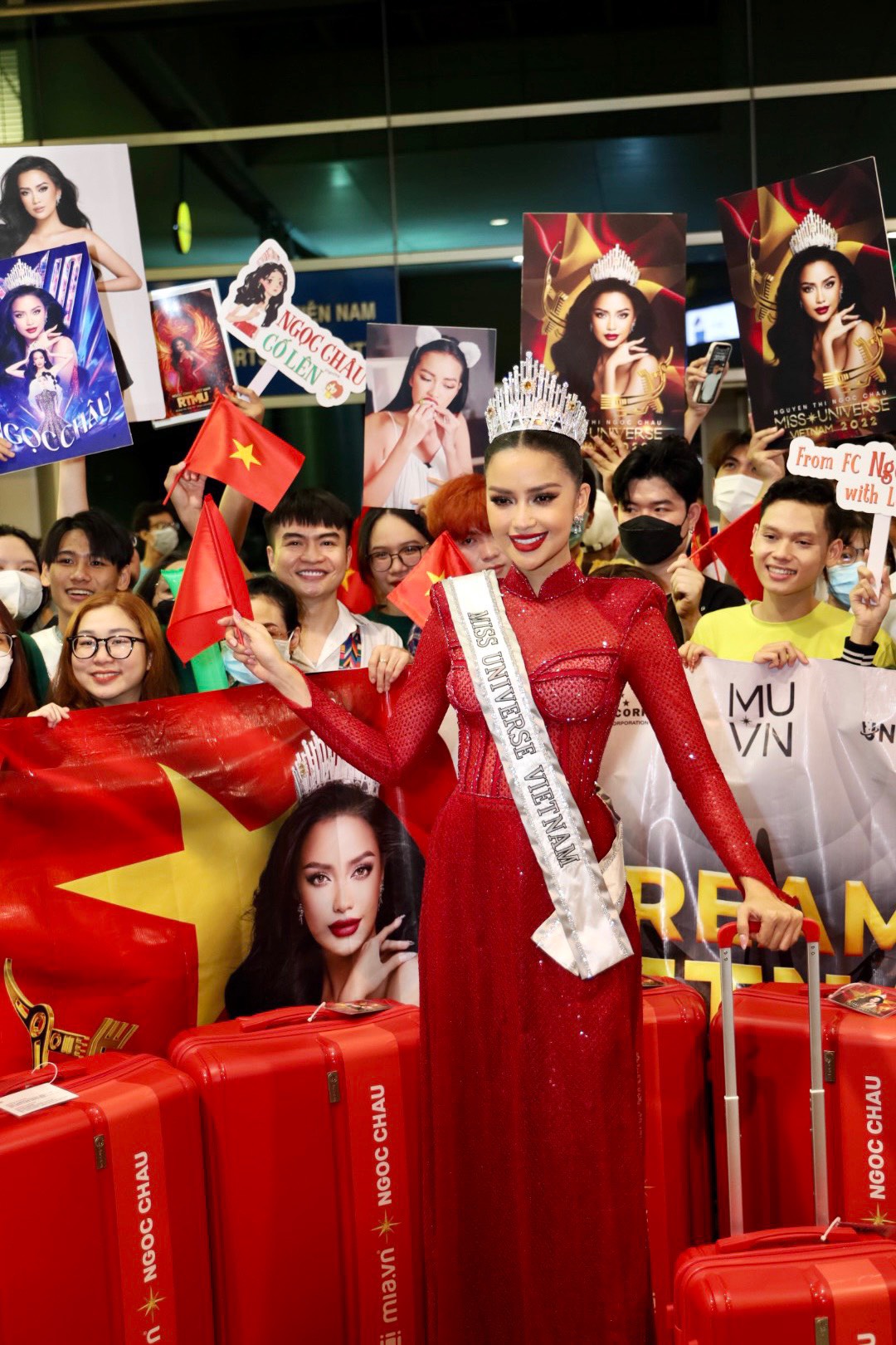 Hoa hậu Ngọc Châu lên đường thi Miss Universe