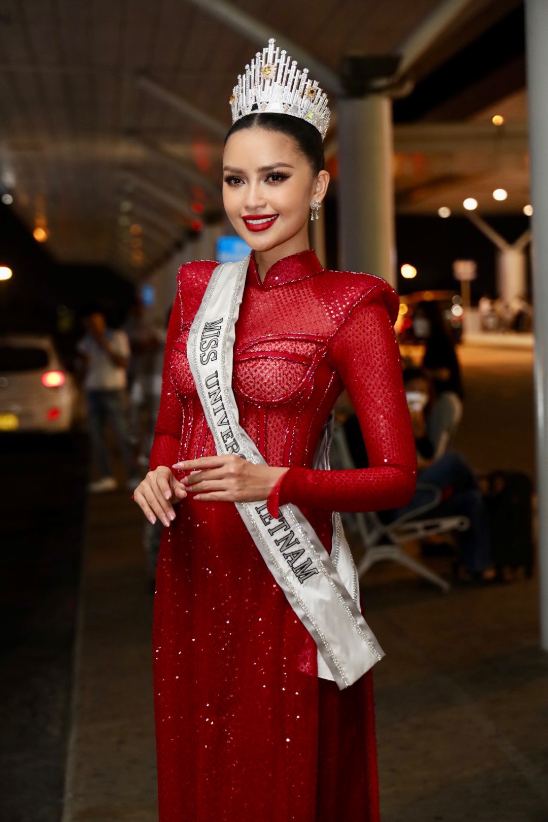 Hoa hậu Ngọc Châu lên đường thi Miss Universe