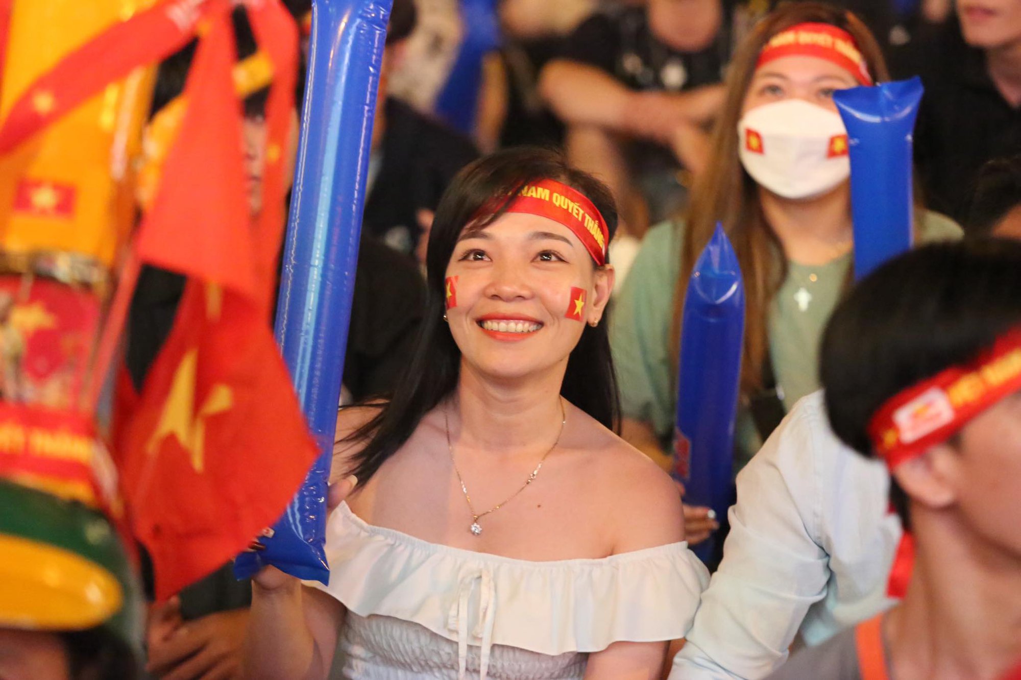 Người dân TP.HCM hào hứng cổ vũ đội tuyển Việt Nam, vỡ oà với bàn thắng  - Ảnh 4.