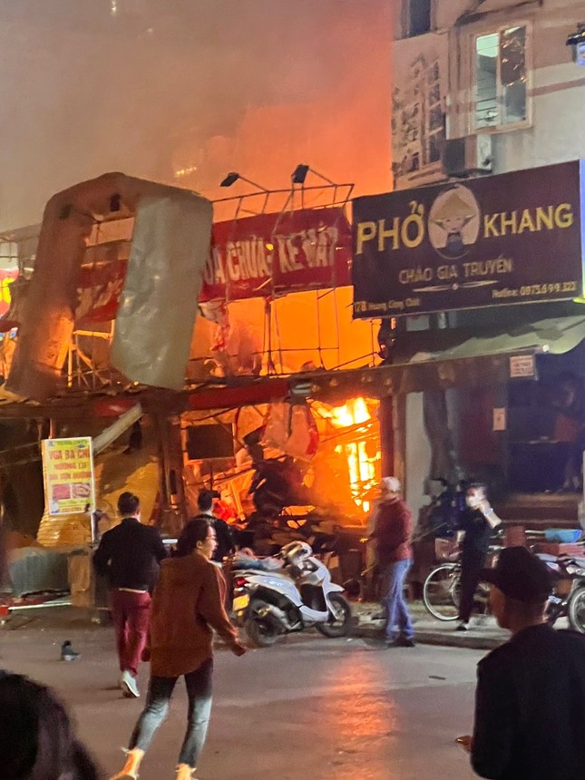 Hà Nội: Cháy tiệm sửa chữa xe máy kèm tiếng nổ lớn, nhiều người bị thương - Ảnh 1.