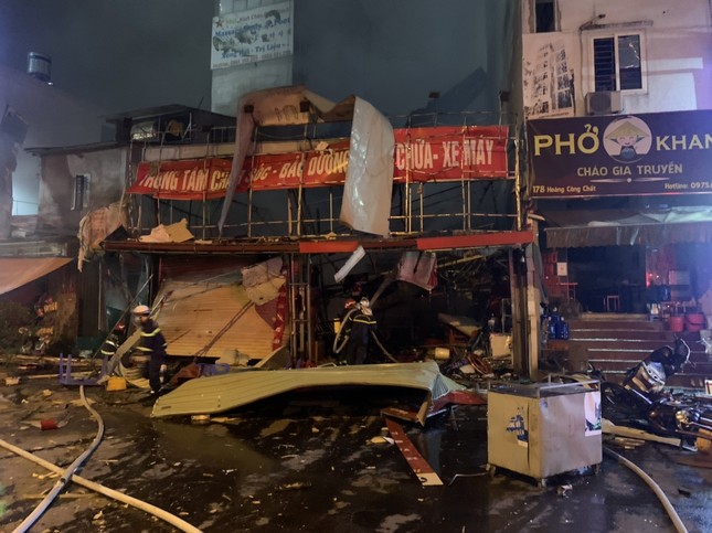 Hà Nội: Cháy tiệm sửa chữa xe máy kèm tiếng nổ lớn, nhiều người bị thương - Ảnh 3.