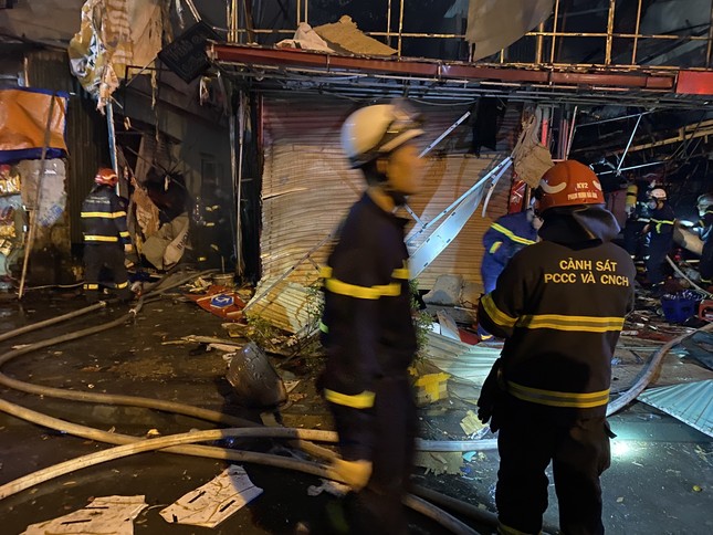 Hà Nội: Cháy tiệm sửa chữa xe máy kèm tiếng nổ lớn, nhiều người bị thương - Ảnh 2.