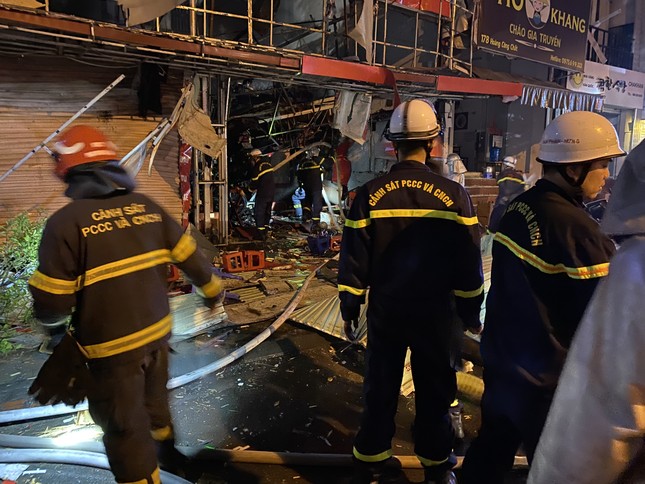 Hà Nội: Cháy tiệm sửa chữa xe máy kèm tiếng nổ lớn, nhiều người bị thương - Ảnh 4.