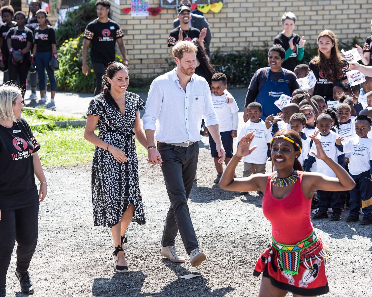 Harry và Meghan đã chứng minh họ là 'hình mẫu lý tưởng' mà tất cả mọi người cần tránh khi xử sự với gia đình - Ảnh 2.