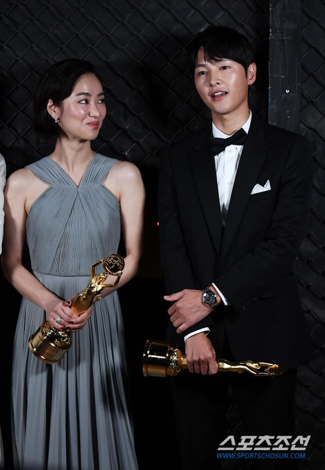 Dàn mỹ nhân bị “gọi tên” sau khi Song Joong Ki xác nhận hẹn hò bạn gái người Anh: Song Hye Kyo, Jeon Yeo Bin “đang yên đang lành” lại lên Top tìm kiếm - Ảnh 3.