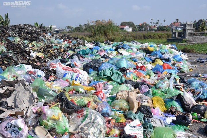 Hải Phòng: Bãi rác trung chuyển âm ỉ cháy, người dân phải đeo khẩu trang đi ngủ - Ảnh 9.