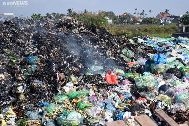 Hải Phòng: Bãi rác trung chuyển âm ỉ cháy, người dân phải đeo khẩu trang đi ngủ - Ảnh 4.