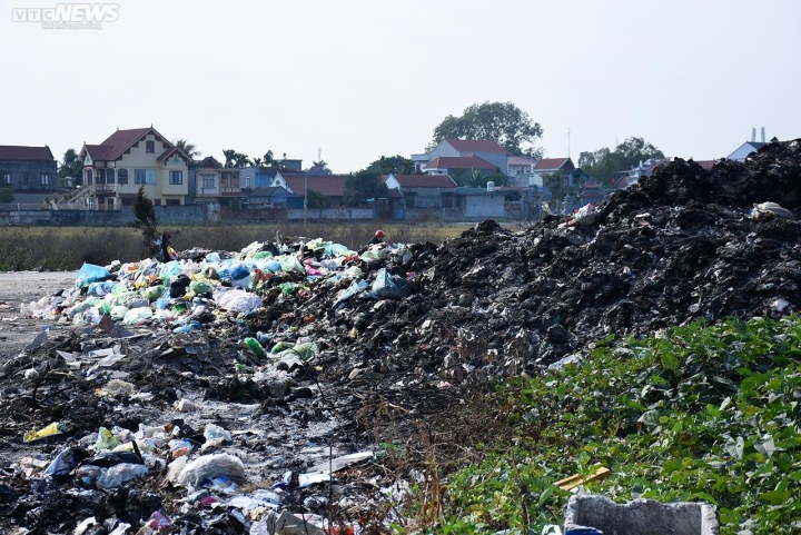 Hải Phòng: Bãi rác trung chuyển âm ỉ cháy, người dân phải đeo khẩu trang đi ngủ - Ảnh 3.