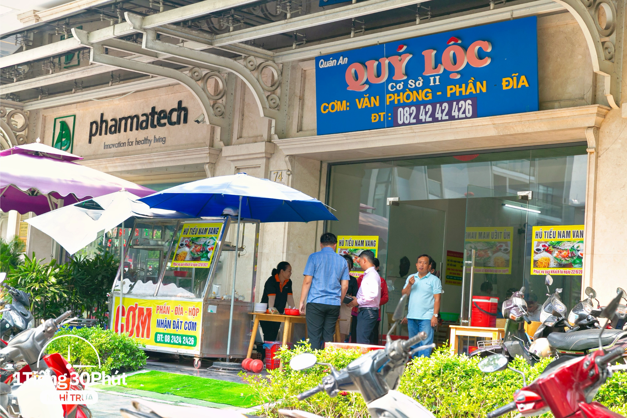 Khu văn phòng bán đủ món ăn bình dân quen mặt nhưng hội công sở vẫn than thở "đi làm ở đây thèm món bình dân quá!" - Ảnh 4. Khu văn phòng bán đủ món ăn bình dân quen mặt nhưng hội công sở vẫn than thở "đi làm ở đây thèm món bình dân quá!" - Ảnh 4.