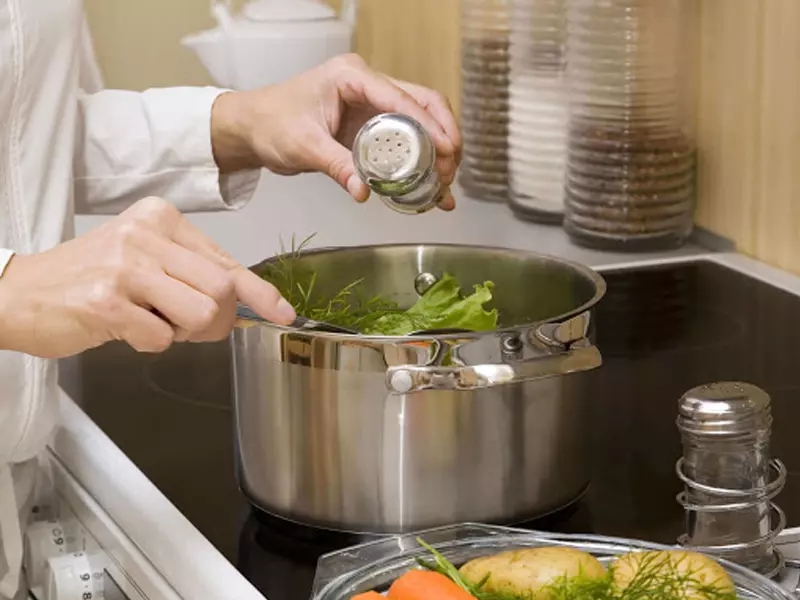Chuyên gia hướng dẫn 6 mẹo “giảm cân cho khuôn mặt” để chị em tự tin đón Tết - Ảnh 2.