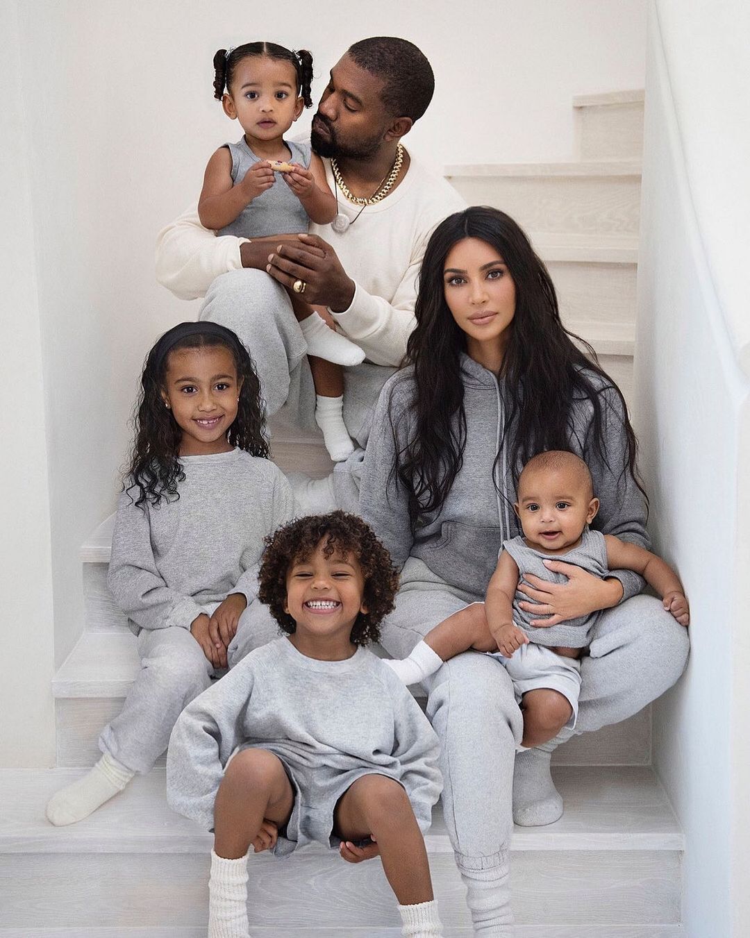 Kim Kardashian vẫn bảo vệ hình tượng của Kanye West trước mặt các con - Ảnh 2.