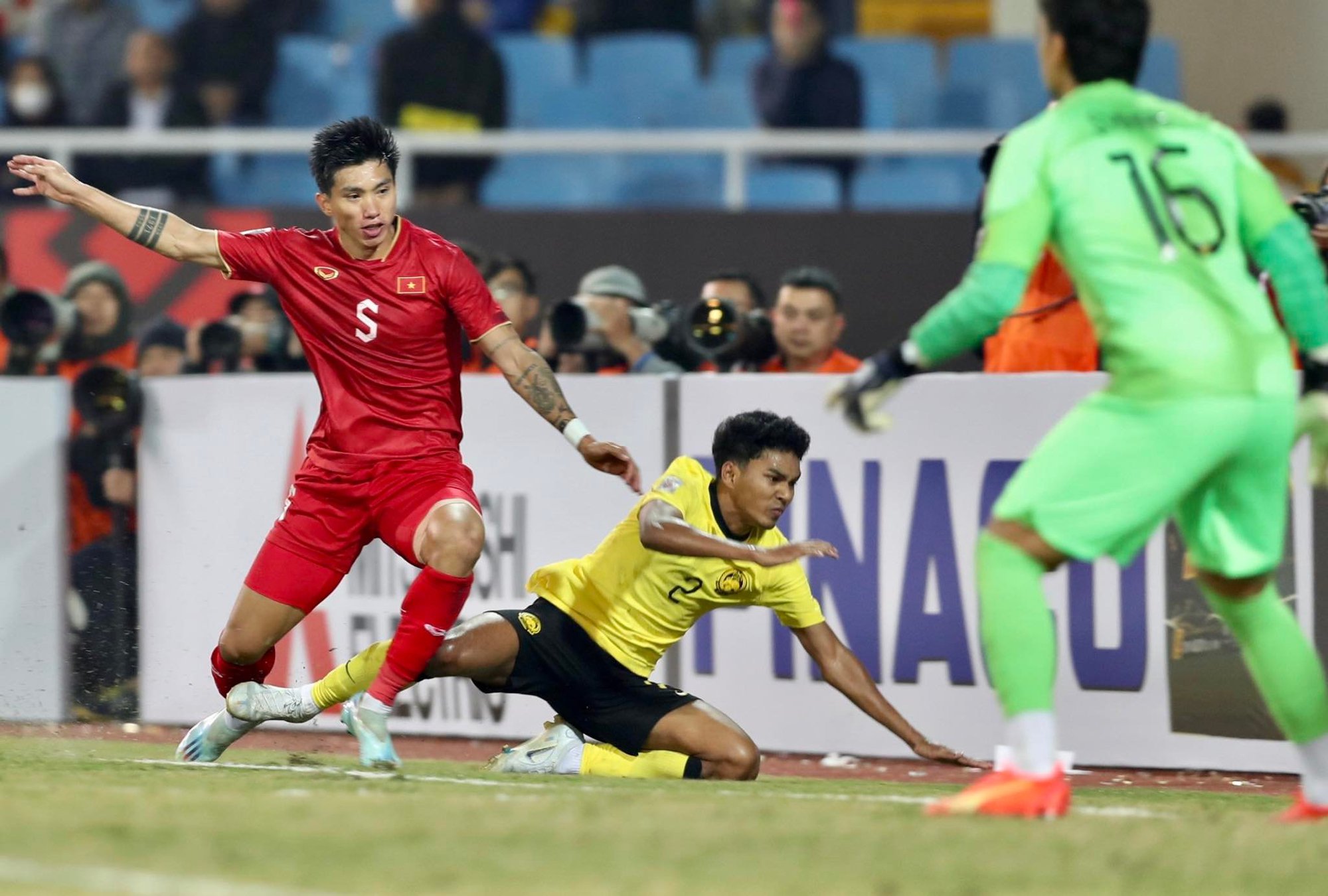 Báo Indonesia: ‘AFF Cup cần có VAR sau thẻ đỏ của Malaysia và phạt đền của Việt Nam’ - Ảnh 1.