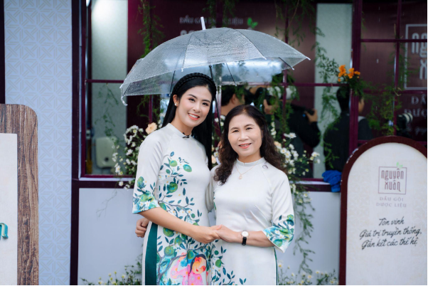 Sau đám cưới nên thơ, Hoa hậu Ngọc Hân xuất hiện bên mẹ trong sự kiện Thanh Xuân Là Đây - Ảnh 1.