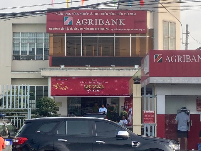 Nóng: Rất đông công an ngoài một ngân hàng nghi bị cướp ở Đồng Nai - Ảnh 7.