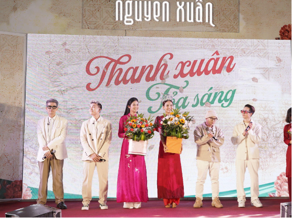 Sau đám cưới nên thơ, Hoa hậu Ngọc Hân xuất hiện bên mẹ trong sự kiện Thanh Xuân Là Đây - Ảnh 6.