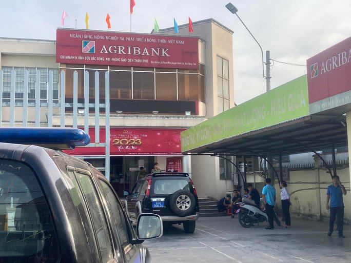 Nóng: Rất đông công an ngoài một ngân hàng nghi bị cướp ở Đồng Nai - Ảnh 2.