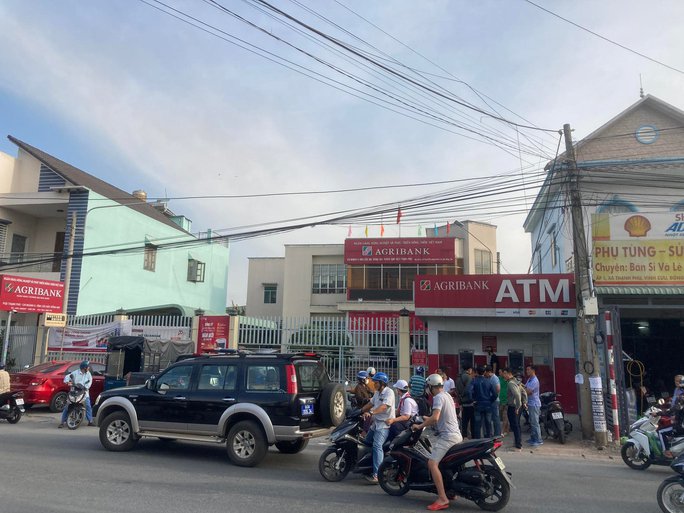 Nóng: Rất đông công an ngoài một ngân hàng nghi bị cướp ở Đồng Nai - Ảnh 1.