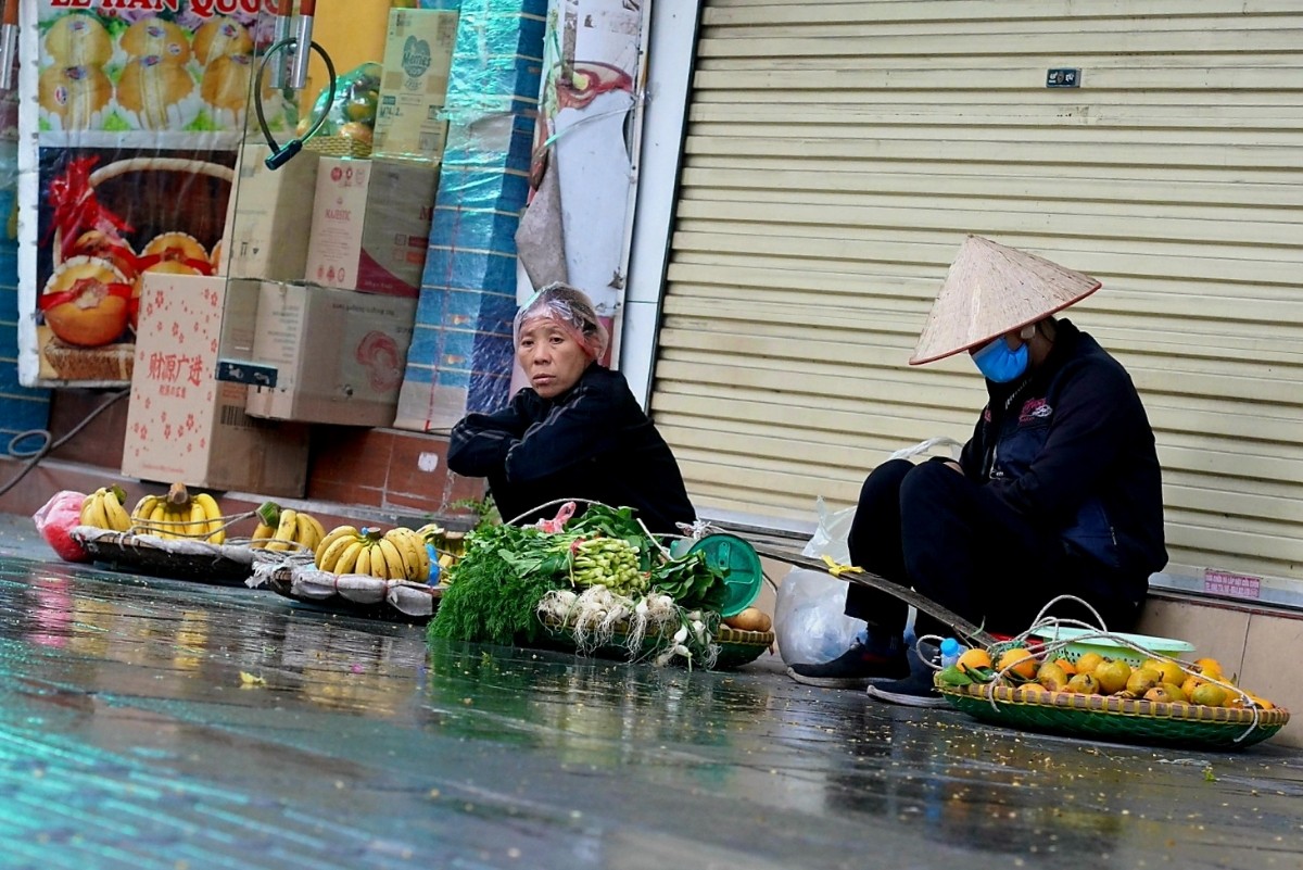 Người lao động đường phố Hà Nội quay quắt mưu sinh dưới mưa rét - Ảnh 9.