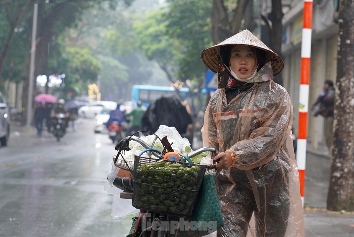 Người lao động đường phố Hà Nội quay quắt mưu sinh dưới mưa rét - Ảnh 12.