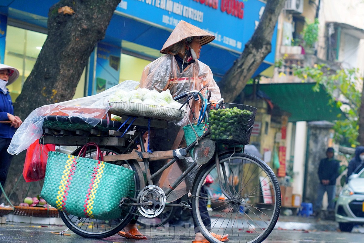 Người lao động đường phố Hà Nội quay quắt mưu sinh dưới mưa rét - Ảnh 6.