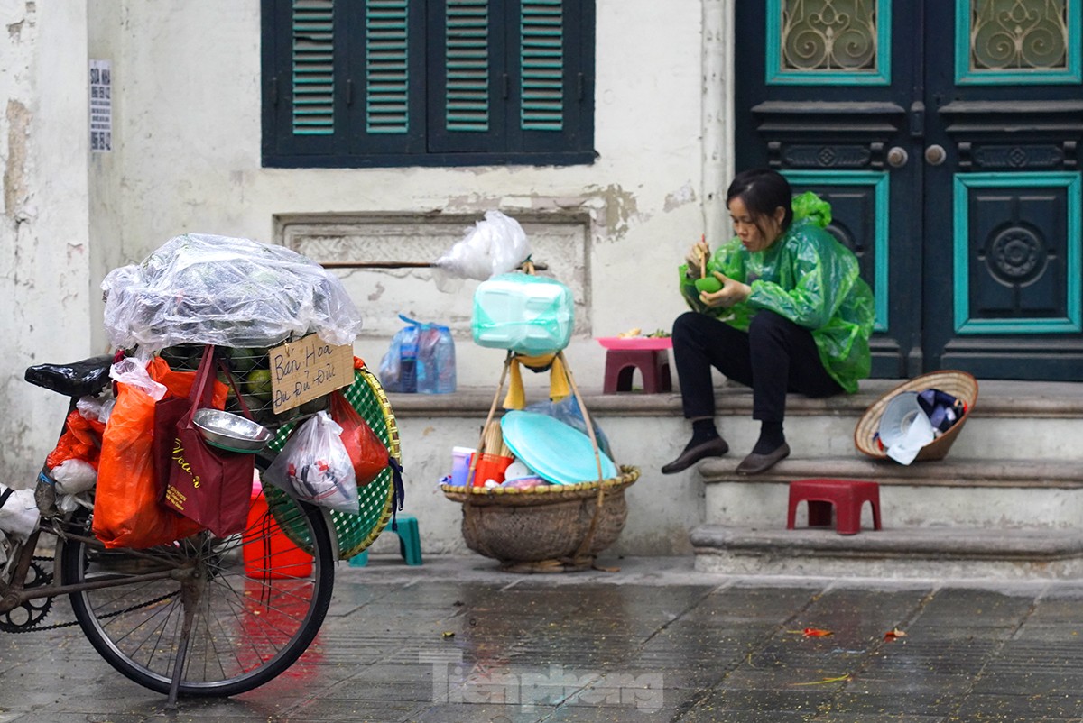 Người lao động đường phố Hà Nội quay quắt mưu sinh dưới mưa rét - Ảnh 14.