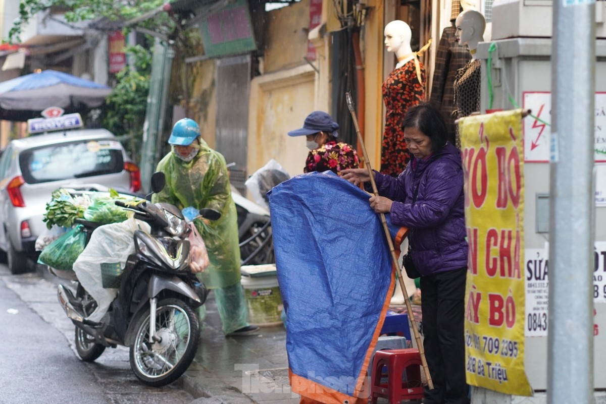 Người lao động đường phố Hà Nội quay quắt mưu sinh dưới mưa rét - Ảnh 4.