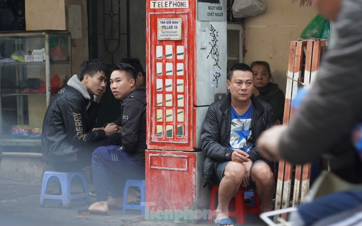 Người lao động đường phố Hà Nội quay quắt mưu sinh dưới mưa rét - Ảnh 5.