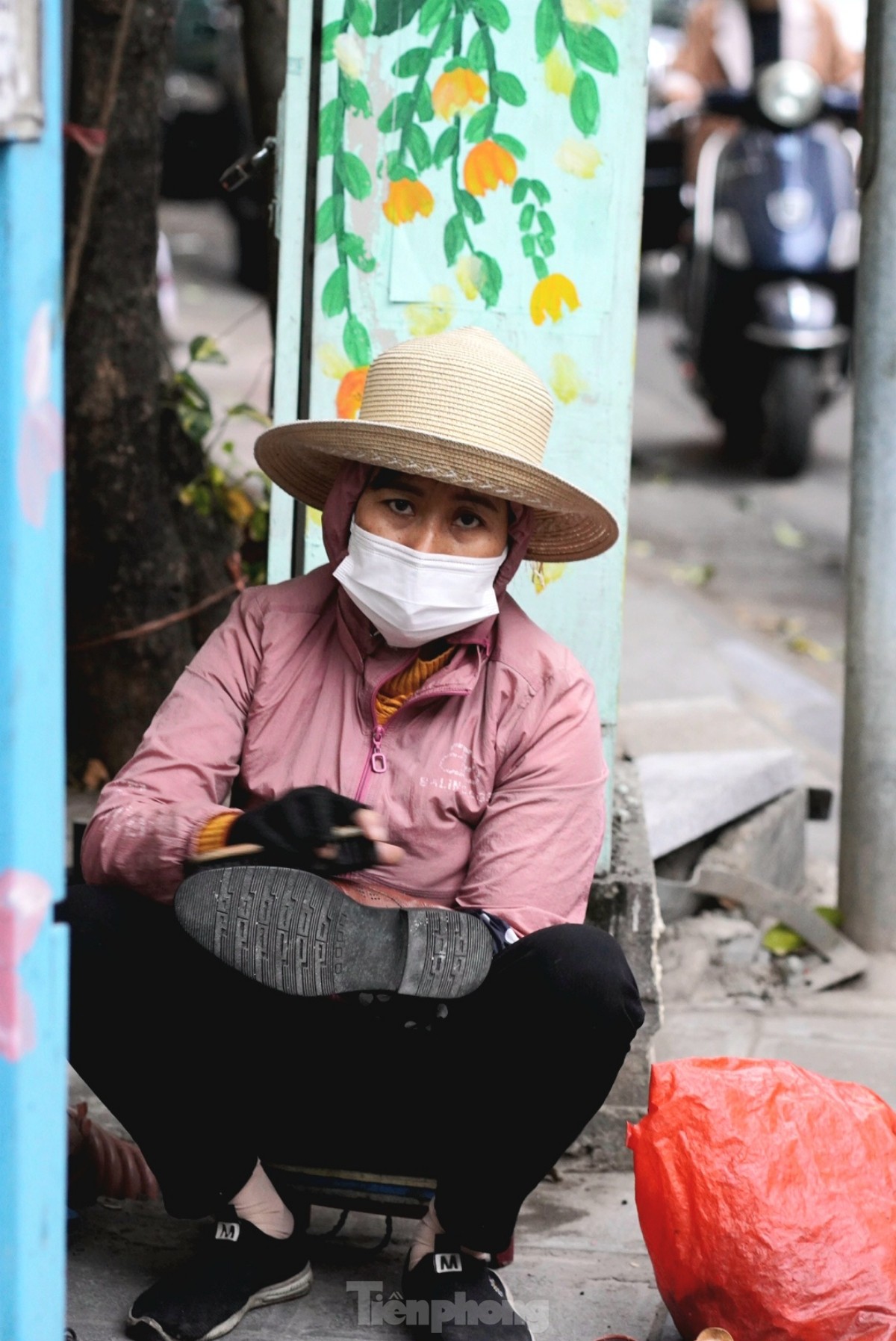 Người lao động đường phố Hà Nội quay quắt mưu sinh dưới mưa rét - Ảnh 2.