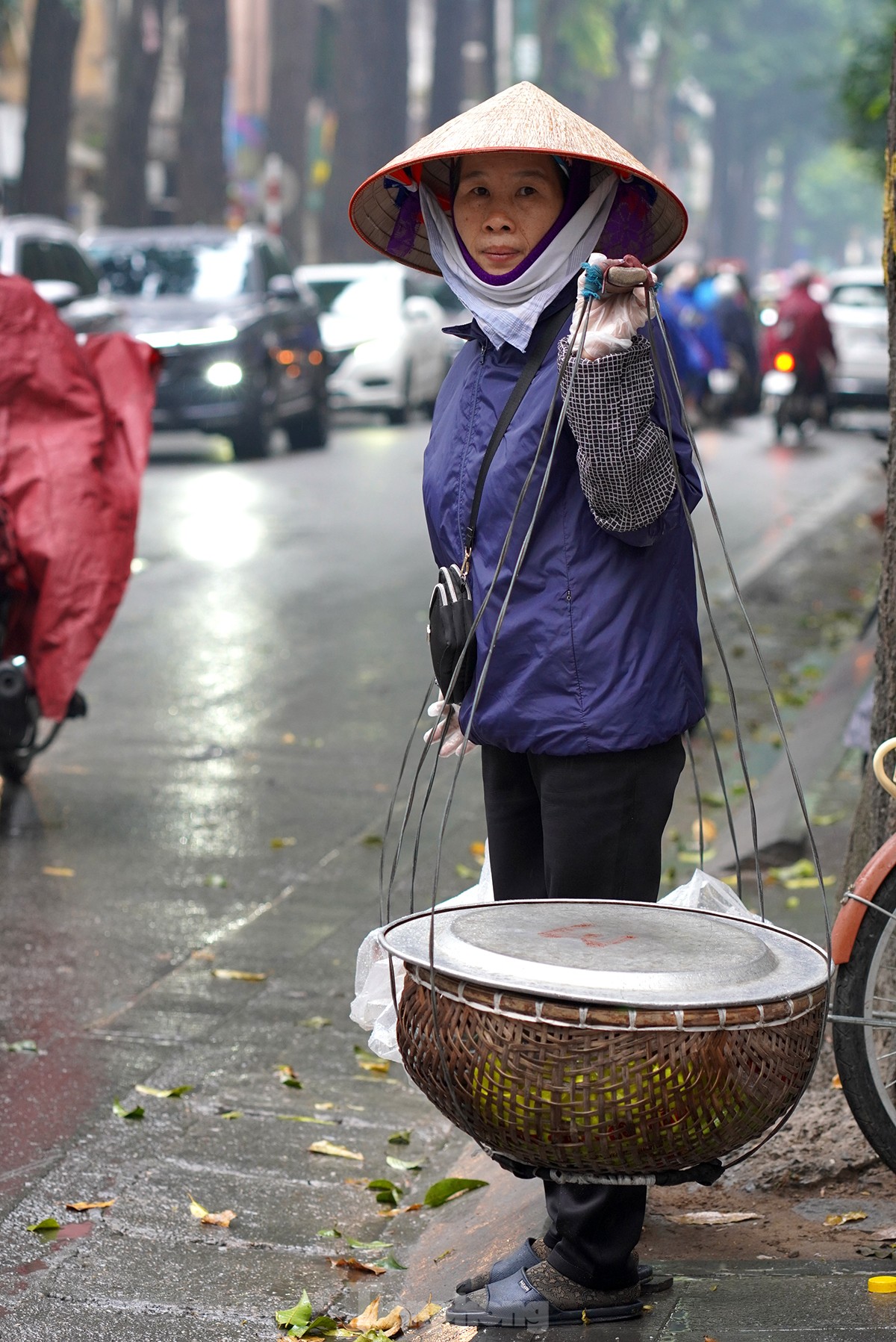 Người lao động đường phố Hà Nội quay quắt mưu sinh dưới mưa rét - Ảnh 11.