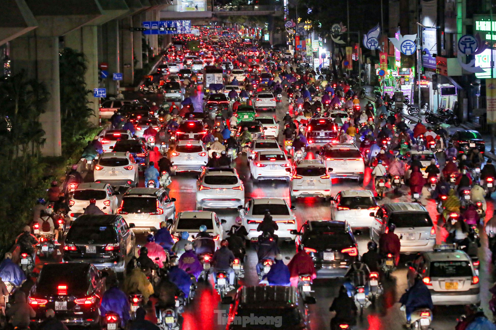 Đường phố Hà Nội tắc nghẽn nhiều giờ trong mưa rét - Ảnh 1.