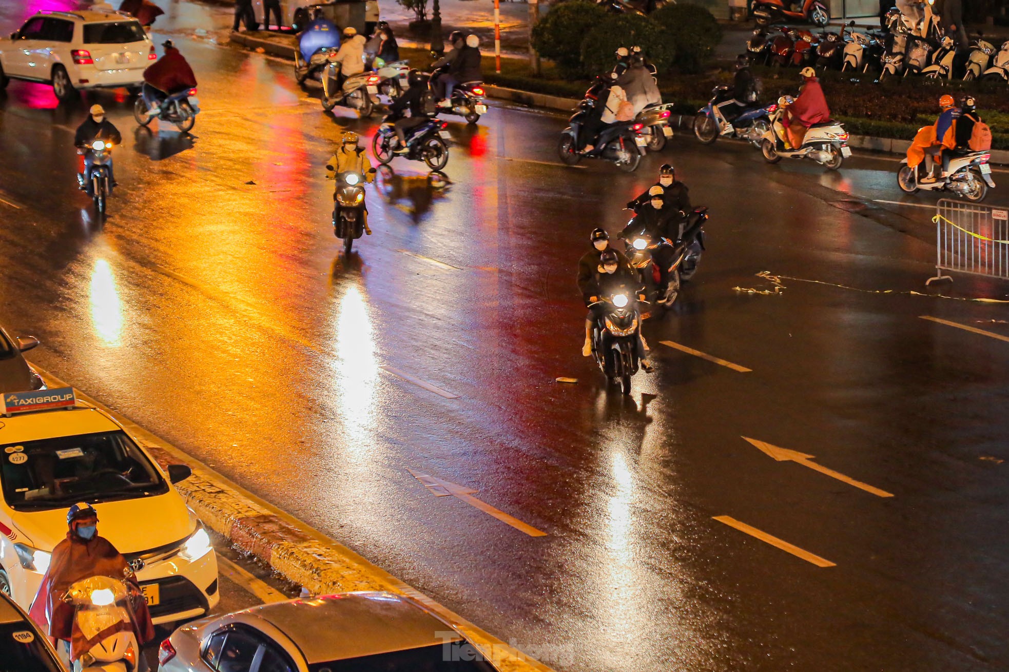 Đường phố Hà Nội tắc nghẽn nhiều giờ trong mưa rét - Ảnh 10.